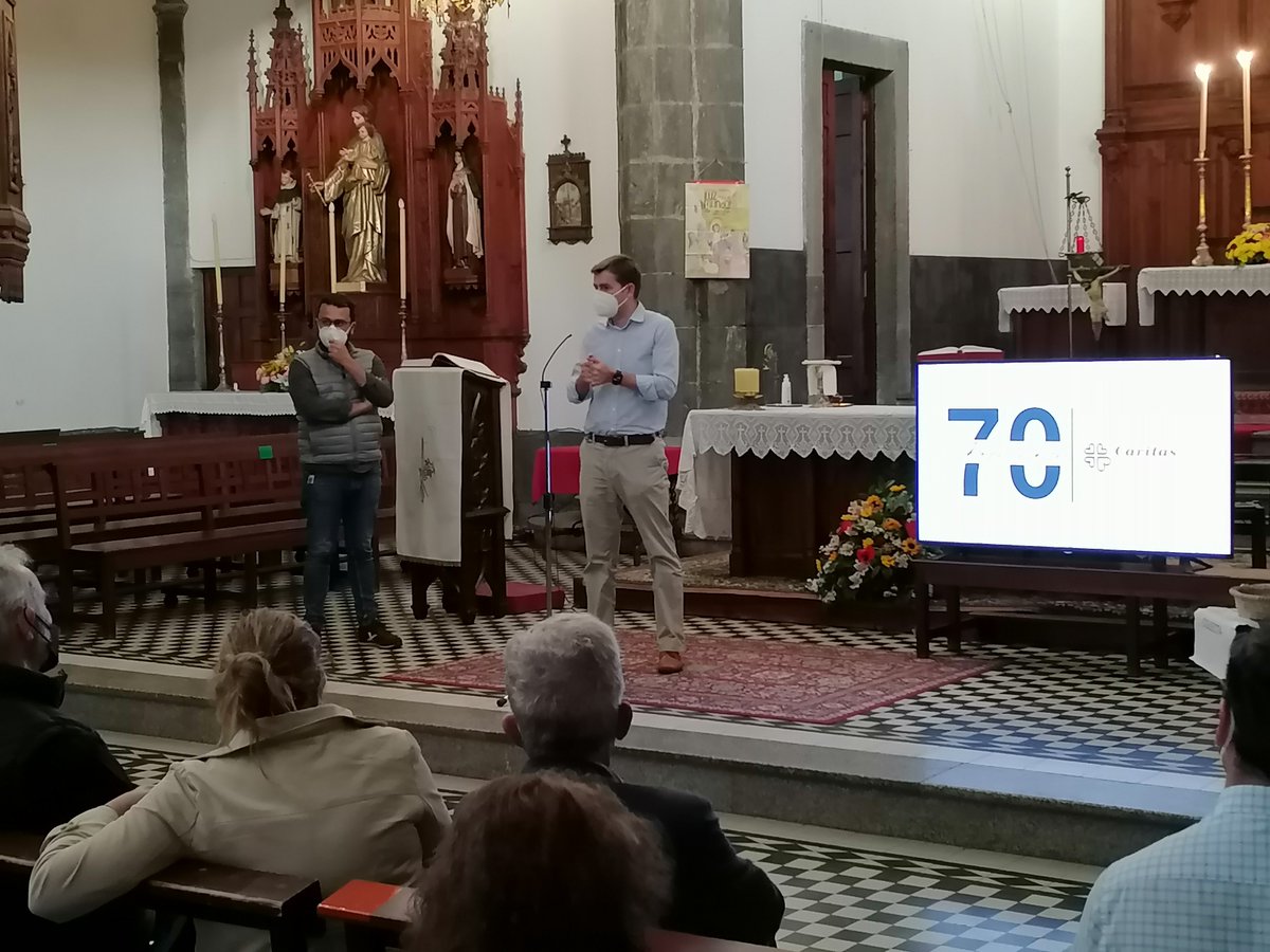 CaritasTenerife's tweet photo. Continúa la visita a La Palma del presidente de @_CARITAS, Manuel Bretón, y la secretaria general, @NatPeiro. Tras mantener reuniones con nuestro personal técnico y las administraciones locales, han tenido un encuentro con los sacerdotes y el voluntariado del Valle de Aridane. https://t.co/adgHjwMW71