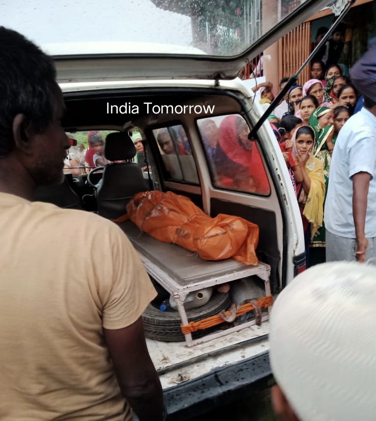 masihuzzama_'s tweet photo. यूपी के कुशीनगर में चार माह पहले एक मुस्लिम छात्रा के कथित गैंग रेप का मामला सामने आया था जिसके बाद नाबालिग पीड़िता ने आत्महत्या कर ली. घटना के चार माह बाद भी आरोपी गिरफ्तार नहीं हुए हैं. पीड़ित परिवार न्याय की उम्मीद लिए सरकारी दफ्तरों में भटक रहा है. पूरी रिपोर्ट जल्द.. https://t.co/SAavMfjEd7