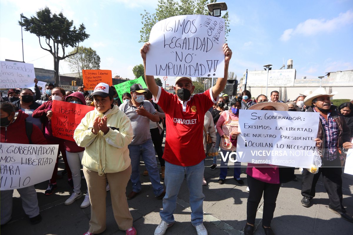 ViceversaNews's tweet photo. 👉🏽Decenas de personas se manifiestan en las inmediaciones de la @FiscaliaEdomex para exigirle a las autoridades la liberación de Emilio “N”, alcalde de #Ocuilan que fuera aprehendido  a mediados de diciembre pasado por su supuesta participación en un secuestro. https://t.co/8GWjY20CxI