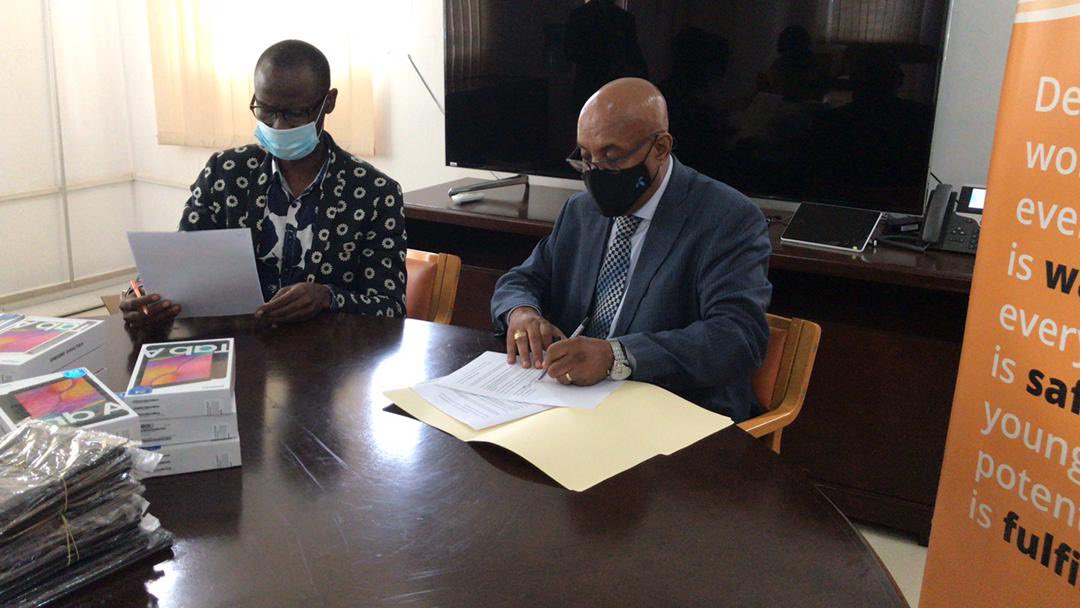 UNFPASierraleon's tweet image. As part of our global programme to #EndChildMarriage, we today handed over 97 tablets to our partners, @RestDevSalone and Women In Crisis Movement to support adolescent girls to have access to quality health information and life skills education.
 
#empoweringgirls