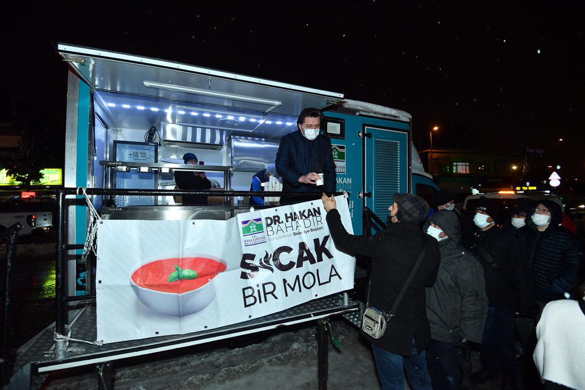 BahcelievlerBel's tweet photo. Yoğun kar yağışında komşularımızın yanındayız. ❤

Olumsuz hava koşulları nedeniyle yolda bulunan komşularımıza sıcak çorba ikramında bulunuyoruz. ☕ https://t.co/b7NJWc1fbT