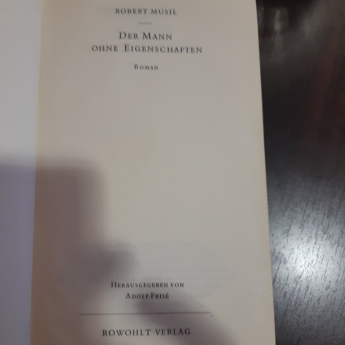 @edebicizgiler Hala Musil...Çok felsefi sosyolojik analizler...1600 sayfa...Enterasan ama...Iki üç hafta daha böyle devam.