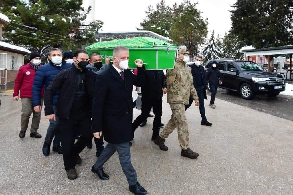 توفي طفلين سوريين البارحة نتيجة حريق فى مدينة غازي عنتاب. 
والى غازي عنتاب طلب من الموظفين مشاركة الجنازة كي لا يحس العائلة بأنهم فى الغربة والوالي هو نفسه  الذي حمل الجنازة شكرا سيد الوالى . 
الرحمة والمغفرة لروحهما الطاهرة👏👏🤲🙏<a href="/gokceok/">Doç. Dr. Gökçe Ok</a> <a href="/YAKSANYAR/">YAŞAR AKSANYAR🇹🇷🇹🇷🇹🇷🇹🇷🇹🇷</a>