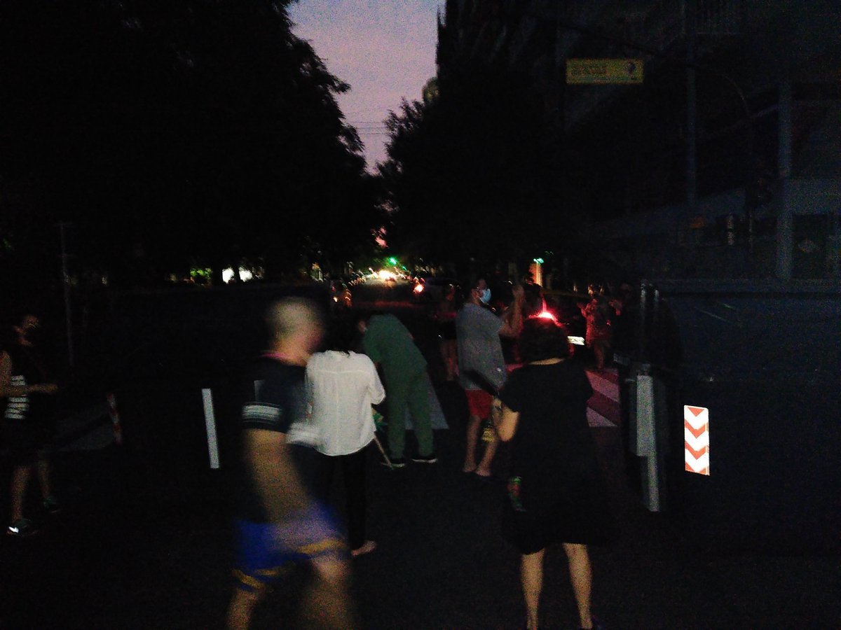 Vecinos en Parque Chacabuco SIN LUZ. Hace 10 días nos vienen dejando sin agua. Gente mayor en el medio de la calle. No se puede vivir de esta manera
HASTA CUÁNDO?  <a href="/horaciorlarreta/">Larreta</a> <a href="/OficialEdesur/">Edesur Argentina</a> <a href="/DNDConsumidor/">Subsecretaría de Defensa del Consumidor</a> <a href="/Cortes_en_BsAs/">Cortes de Luz #SinLuz</a> <a href="/rodrigojorgeok/">Rodrigo Jorge</a>