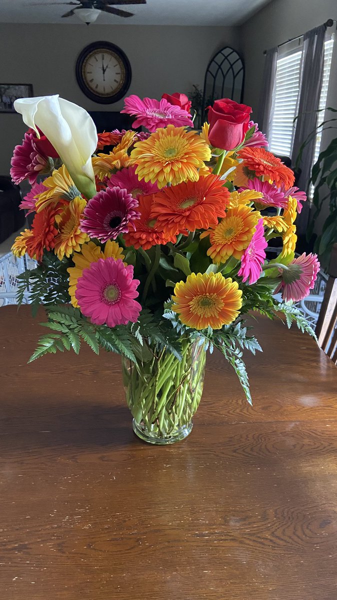 _lcsutton's tweet image. Early birthday surprise… Johnny got me 50 flowers..for the 50th bday and he added 3 roses for Courtney, Matt and AJ and a cala lily for my precious granddaughter, Presely!! I am so blessed!! He is just the best!! ❤️ Thanks for making me feel so special!! I love u bunches!!