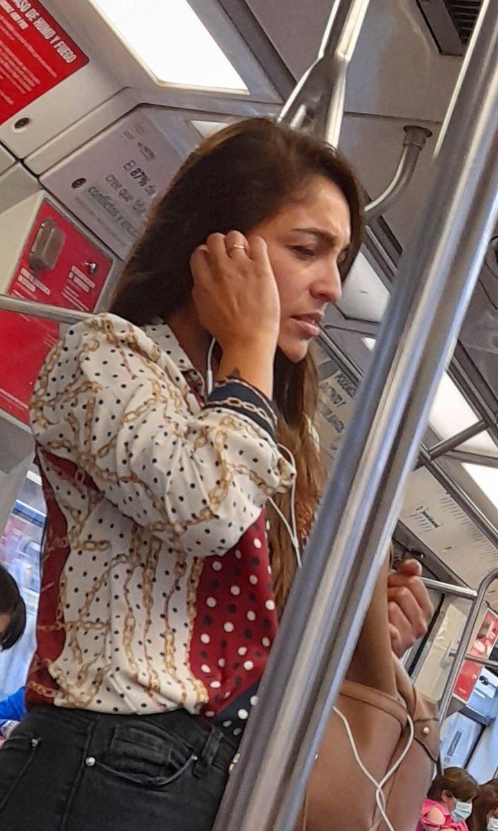 Tobillodehule_'s tweet photo. Estoy chata de llamar a fono denuncia denuncia del @metrodesantiago porque hay gente irresponsable que no entiende las normas sanitarias.
Pero no, no voy a dejar de hacerlo.
Voy a llamar cada vez que me encuentre con gente como esta tipa. https://t.co/G47kxRfXdy
