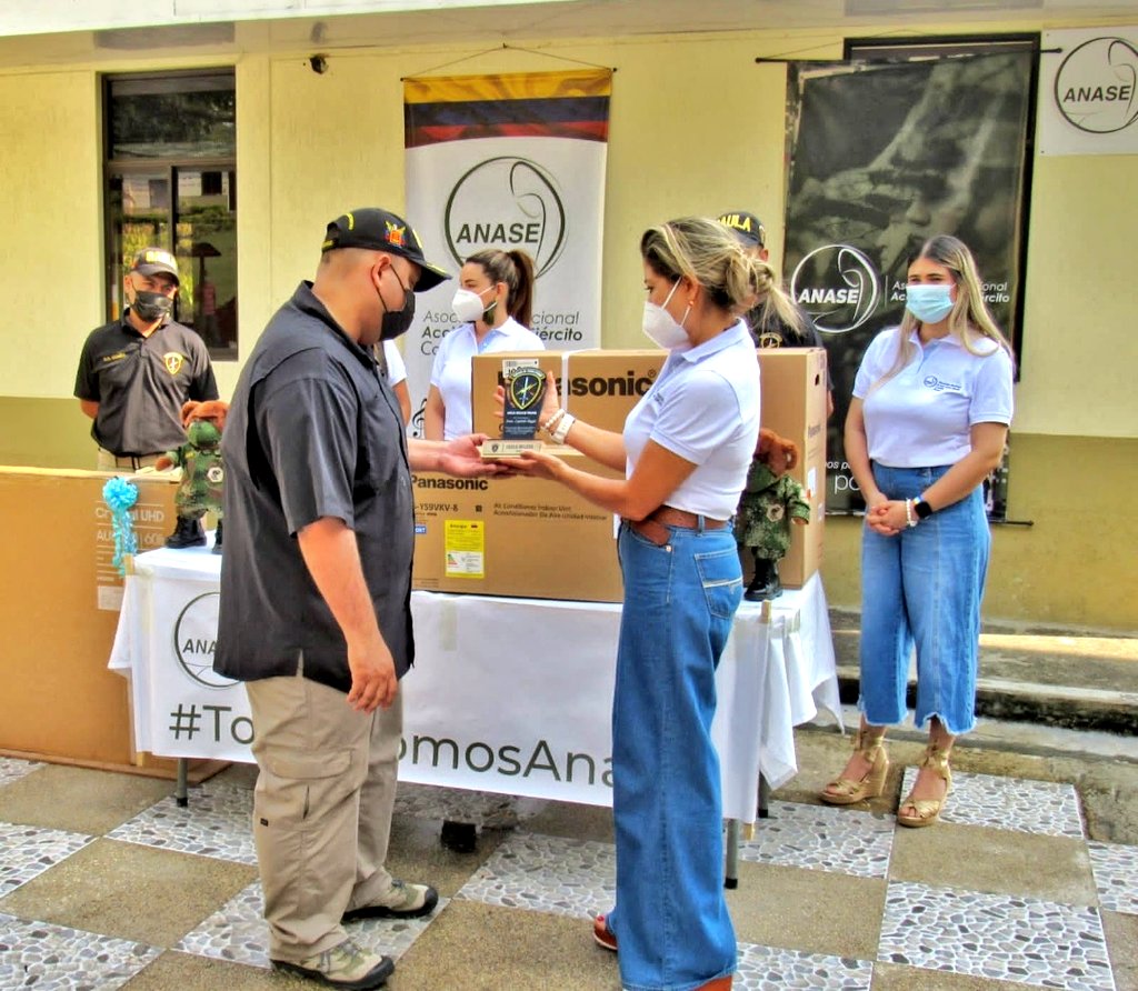 Ejercito_Div5's tweet photo. Agradecemos el reconocimiento por parte del @GaulaMilitares de la #SextaBrigada del @COL_EJERCITO, a las señoras voluntarias de @ANASE_COL capítulo #Ibagué, que trabajan día a día por el bienestar de los Soldados. https://t.co/nJPpJkDqZ6
