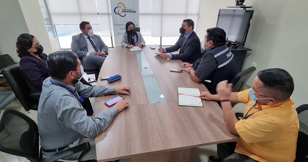 StaElenaCJ's tweet photo. La Directora Provincial de @StaElenaCJ, @abg_gisela y la Presidenta de Corte de Justicia, @SilvanaCaicedoA, participan en reunión protocolaria con el Fiscal Provincial, #EdmundoBriones. El objetivo es coordinar acciones que fortalezcan el sistema de justicia https://t.co/1wy9pFgFNU