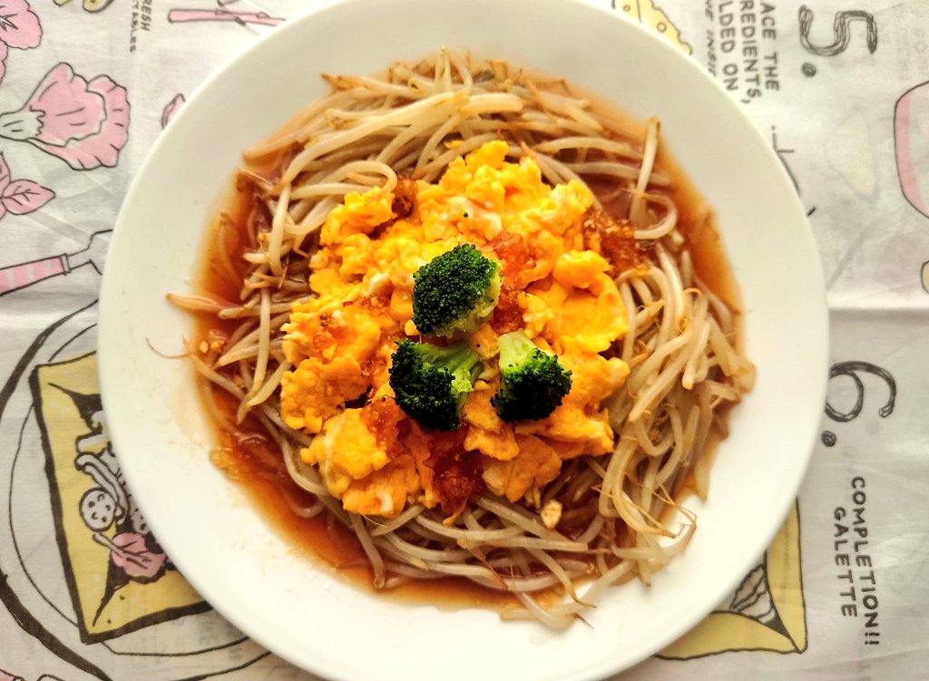 きゃらめる 前に作ったレシピ もやしと中華玉子のあんかけ もやし 卵 もやしを炒め 皿に盛っておく スクランブルエッグを作り もやしの上にのせておく 味ぽん 砂糖 中華だし 水 片栗粉でトロミをつけて それをかけて出来上がり ブロッコリーを