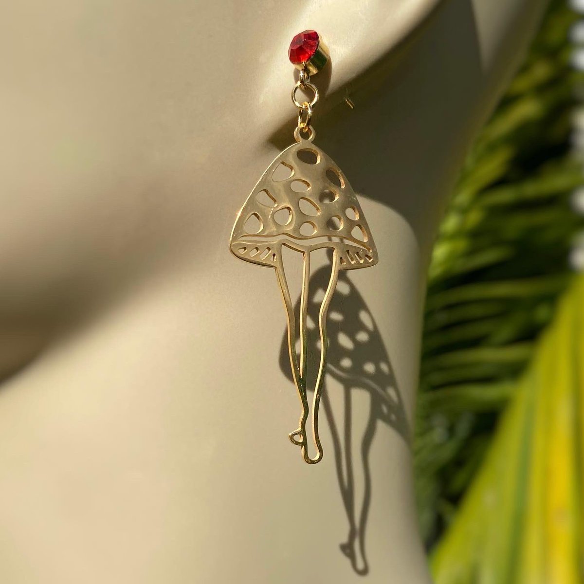 BettyBonesCo's tweet photo. Miss Mushroom earrings 🍄 https://t.co/E8zLPLhqPd https://t.co/IJwBw2o1H0