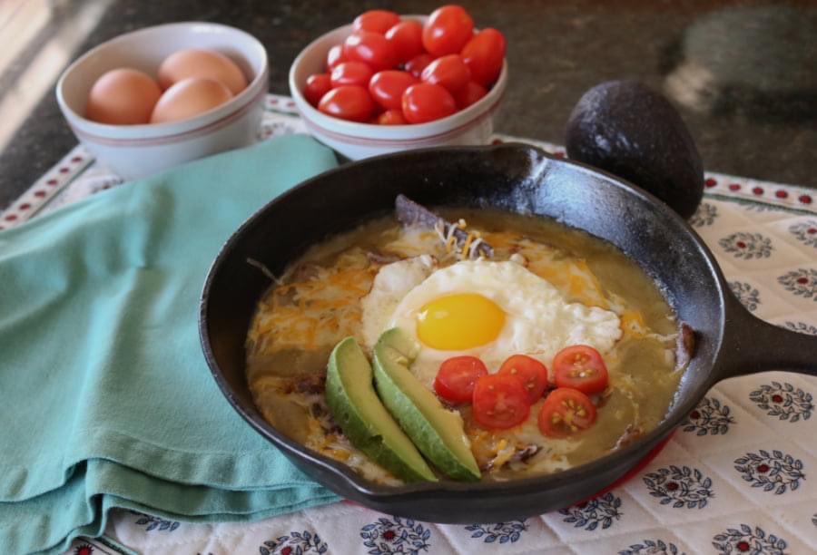 HatchChileCoLLC's tweet image. Super Easy Cast Iron Breakfast, Mexican Green Chile Chilaquiles with Hatch Green Chile Enchilada Sauce, blue corn tortilla chips, shredded cheese, an egg top with tomatoes and avocado. Recipe by @CecesGoodStuff 
 #ceceliasgoodstuff #hatchchileco #castironcooking #chilaquiles