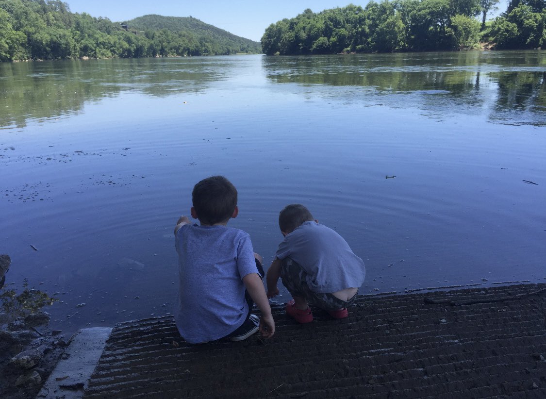 alixzandr's tweet photo. @alexadobrien The banks of the White River in the Ozarks is where I call home. https://t.co/mdLhfpOklU