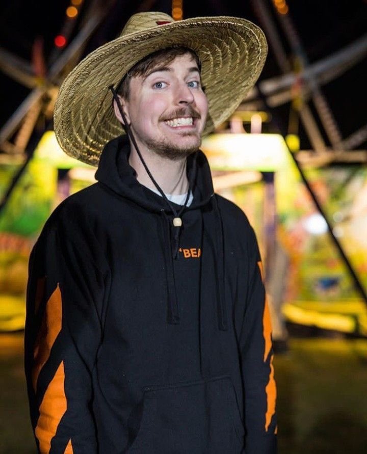 picsofmrbeastt's tweet photo. mr beast com o famoso chapéu de palha, esse é o tweet. https://t.co/27X4gur7p0
