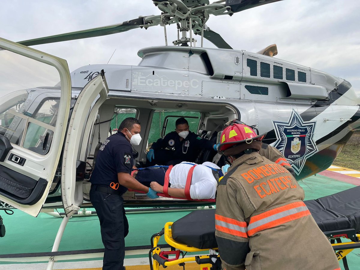 PCB_Ecatepec's tweet photo. Compañeros de rescate urbano con apoyo del helicóptero de la policía municipal #Jaguar1, trasladaron a una mujer al hospital Magdalena de las Salinas, debido a lesiones que sufrió al ser atropellada en la colonia Joyas de Ecatepec. https://t.co/ZhMuZ6Y40n