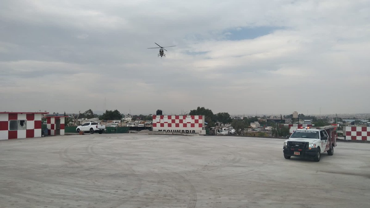 PCB_Ecatepec's tweet photo. Compañeros de rescate urbano con apoyo del helicóptero de la policía municipal #Jaguar1, trasladaron a una mujer al hospital Magdalena de las Salinas, debido a lesiones que sufrió al ser atropellada en la colonia Joyas de Ecatepec. https://t.co/ZhMuZ6Y40n