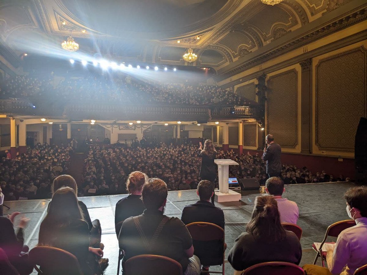 Clemence_Guette's tweet photo. C'est du jamais vu à Bordeaux ! 

La salle est pleine pour ce meeting #MelenchonBordeaux, et la rue déborde de monde pour suivre sur écran géant ! 

Impressionnant 🚀 https://t.co/XD3TSOa9XG