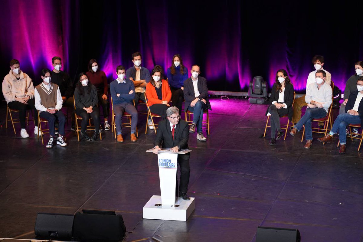 Clemence_Guette's tweet photo. C'est du jamais vu à Bordeaux ! 

La salle est pleine pour ce meeting #MelenchonBordeaux, et la rue déborde de monde pour suivre sur écran géant ! 

Impressionnant 🚀 https://t.co/XD3TSOa9XG