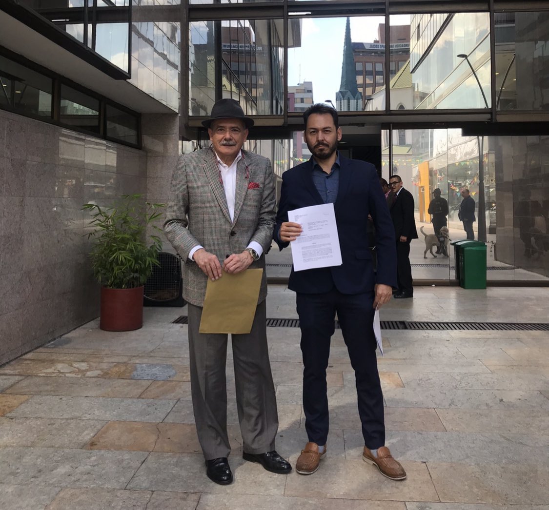 HELIODOPTERO's tweet photo. La denuncia de la Ñeñe-Política en @CorteSupremaJ contra Uribe tuve el honor de ponerla con @ElQueLosDELATA. 
La BACRIM @FiscaliaCol nos mandó a sus sicarios Daniel Hernández y Álvaro Betancur a cobrar venganza por revelar que el narcotráfico le compró la presidencia a Duque. https://t.co/BmyD4LeG1t