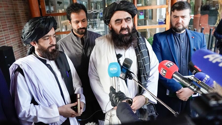 KShinwari1's tweet photo. کولاب انټرنېشل ته د یوه سوال په ځواب کې د افغانستان د بهرنیو چارو وزير وویل چې ښځو ته په بازارونو، مارکېټونو، ادارو، روغتونونو، لارو او کوڅو کې هیڅ مشکل نشته، مشکل له افغانستانه لس زره کیلومتره لرې دلته په اروپا کې ځینو خلکو ته پېښ دی چې بېځایه تبلیغات کوي او هسې ډرامې جوړوي😉 https://t.co/j5OUxZOJwb