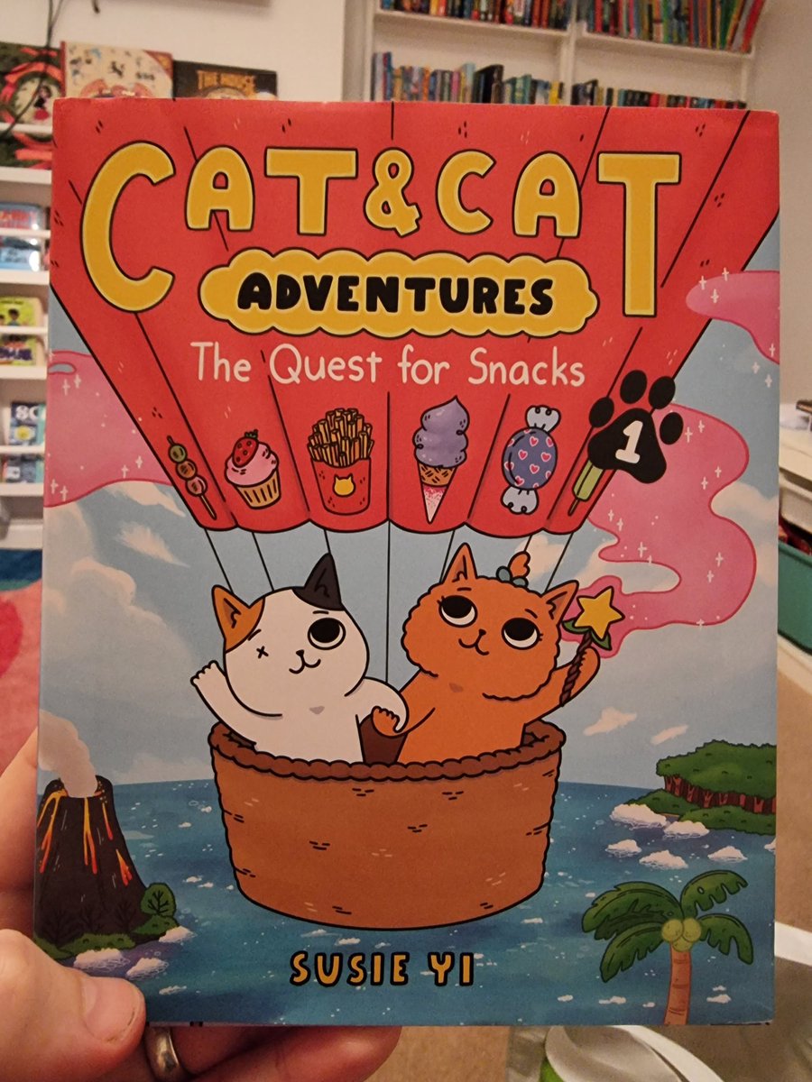 Another one #letstalkaboutgraphicnovels crew - this is absolutely delightful from <a href="/soojimoo/">Susie Yi (Cat & Cat Adventures - Fall 2021)</a>! Definitely one for fans of @Clantoons Narwhal and Jelly series - both because it's so DAMN CUTE but also because it's purrrfect for younger readers but will still appeal to lots in Y6! 🐾