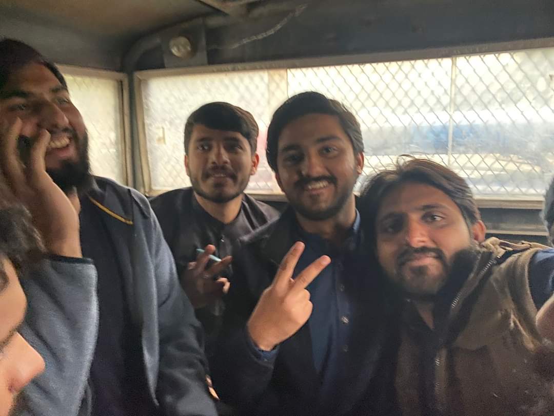 hamzaMsiddiqui's tweet photo. ان جذبوں کو کون شکست دے سکتا ہے ؟

سرفروشی کے انداز بدلے گئے دعوت قتل پر مقتل شہر میں 
ڈال کر کوئی گردن میں طوق آ گیا لاد کر کوئی کاندھے پہ دار آ گیا !
#Release_PUStudents https://t.co/7Ar7MqNVXt