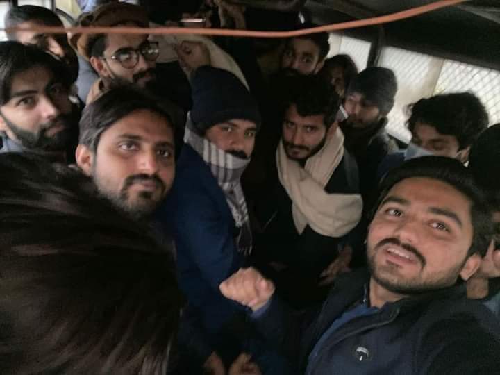 hamzaMsiddiqui's tweet photo. ان جذبوں کو کون شکست دے سکتا ہے ؟

سرفروشی کے انداز بدلے گئے دعوت قتل پر مقتل شہر میں 
ڈال کر کوئی گردن میں طوق آ گیا لاد کر کوئی کاندھے پہ دار آ گیا !
#Release_PUStudents https://t.co/7Ar7MqNVXt