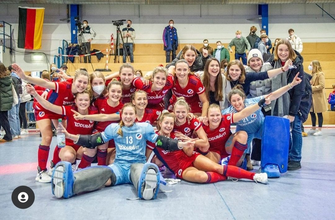mannheimerhc's tweet photo. Our teams won the quarter-finals and are going to the #Volvo E.R.B. #FinalFour in Düsseldorf the upcoming weekend. Looking forward to 2 exciting games against @RotWeissKoeln 

#hockeyfamily #hockey 
#indoorhockey
 @hockeyliga_live @DHB_hockey @TheHockeyLive (will be broadcasted) https://t.co/Xp9cOF5hFF
