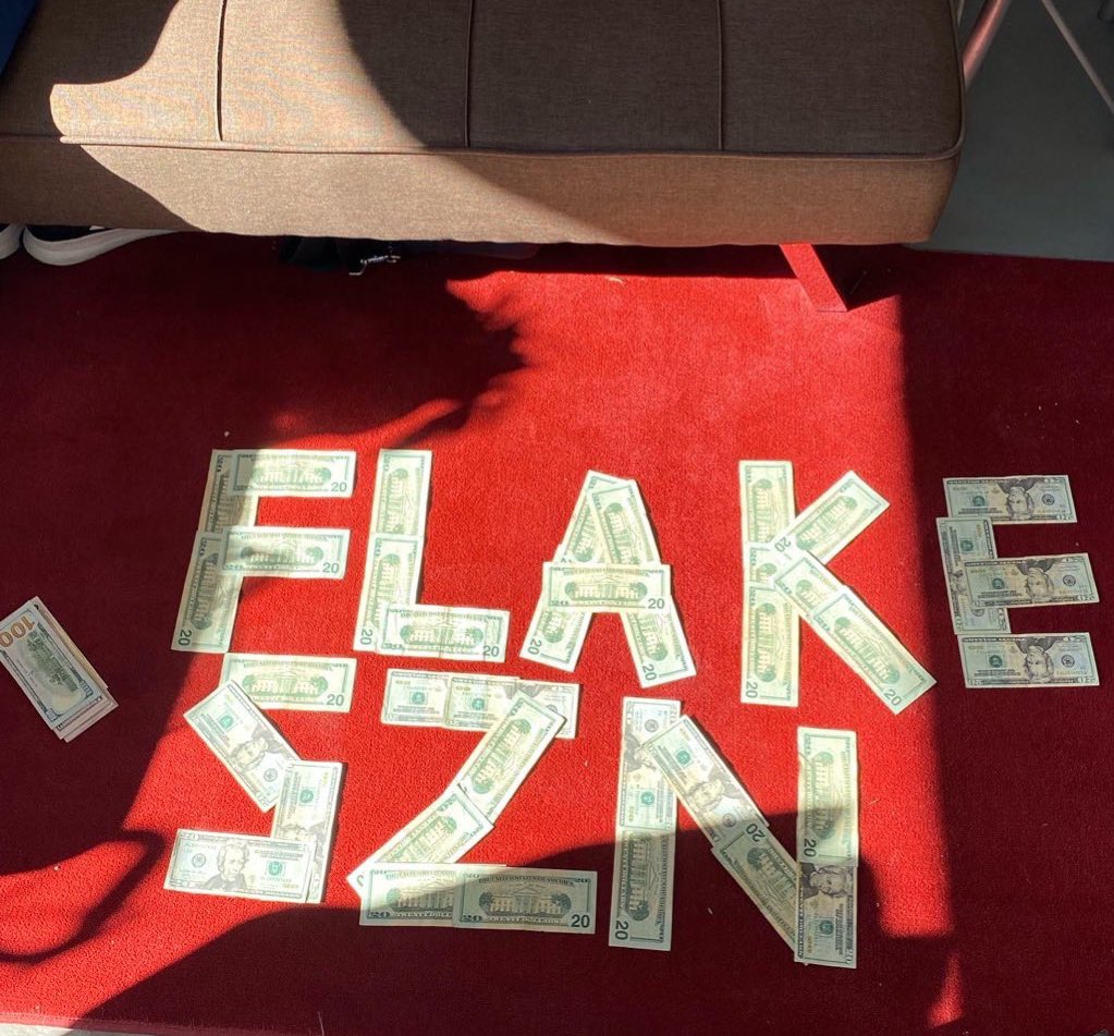 GucciGodley's tweet photo. Album Dropping 2marrow ❄️ #FlakeSzn #Dussei #MoneyChallenge https://t.co/7VhKz7rF49