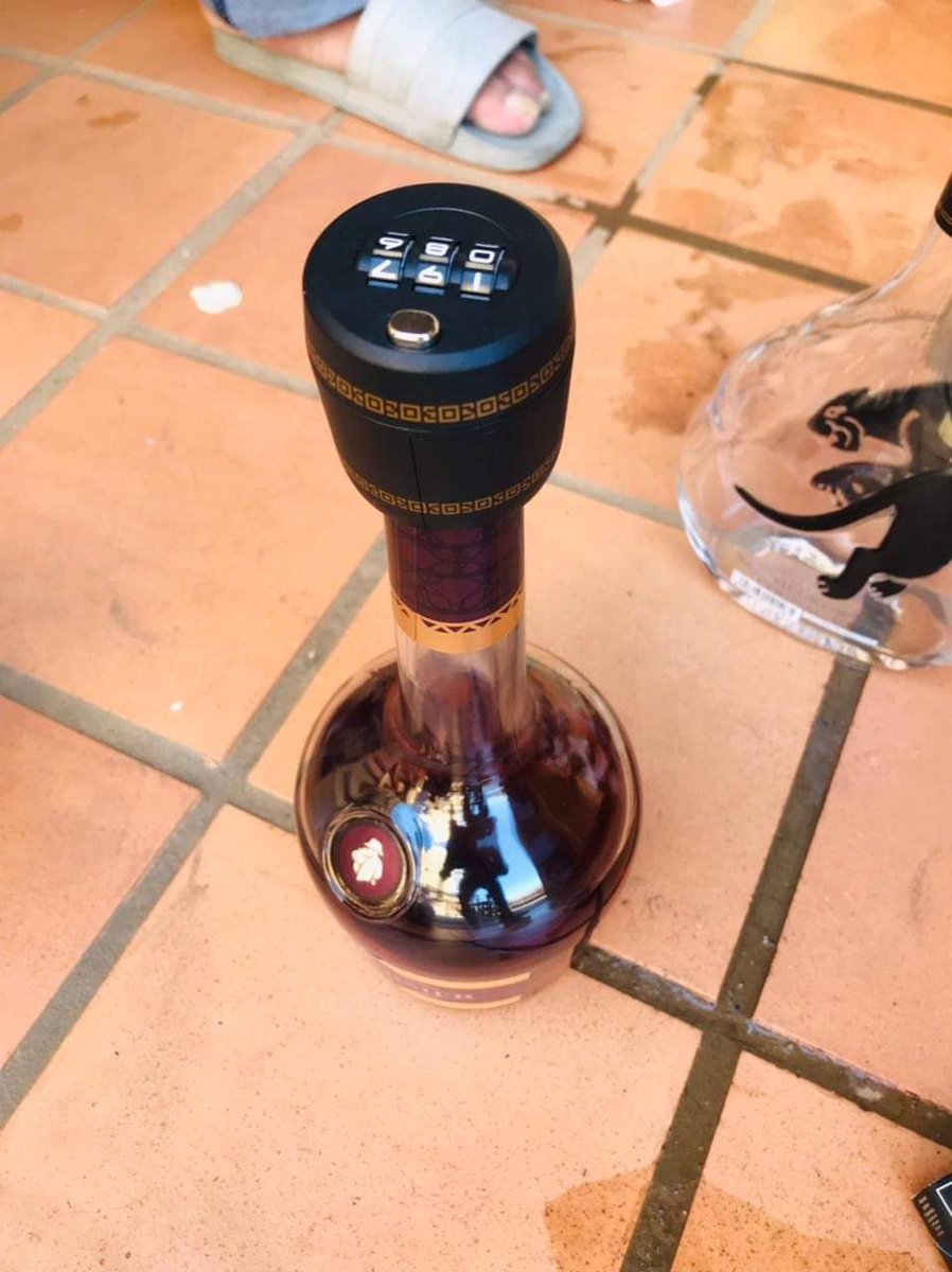 nathi_chamane's tweet photo. Tired of this nigga decided to get this 😂😂#cognac #drunk https://t.co/BV2Cr7a7ZA