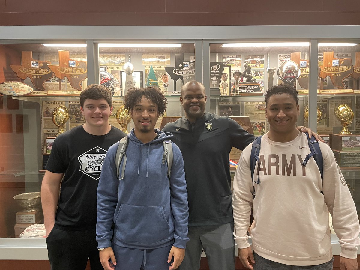 M1chaelDavis's tweet photo. Thanks for coming to visit us!! @CoachASmith3 @CoachJeffMonken https://t.co/lrJn1JCFyO