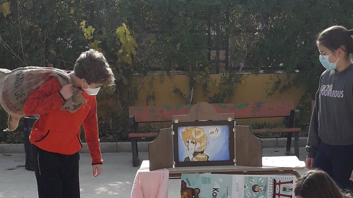 En el marco del proyecto "Literatura ambulante", el pasado diciembre parte de nuestro alumnado de 1º de ESO hizo de cuentacuentos para niñas y niños de la Escuela Infantil Fidiana usando "kamishibais", teatrillos de madera de origen japonés. Un gran día.
bibliotecafidiana.blogspot.com/2021/12/litera…