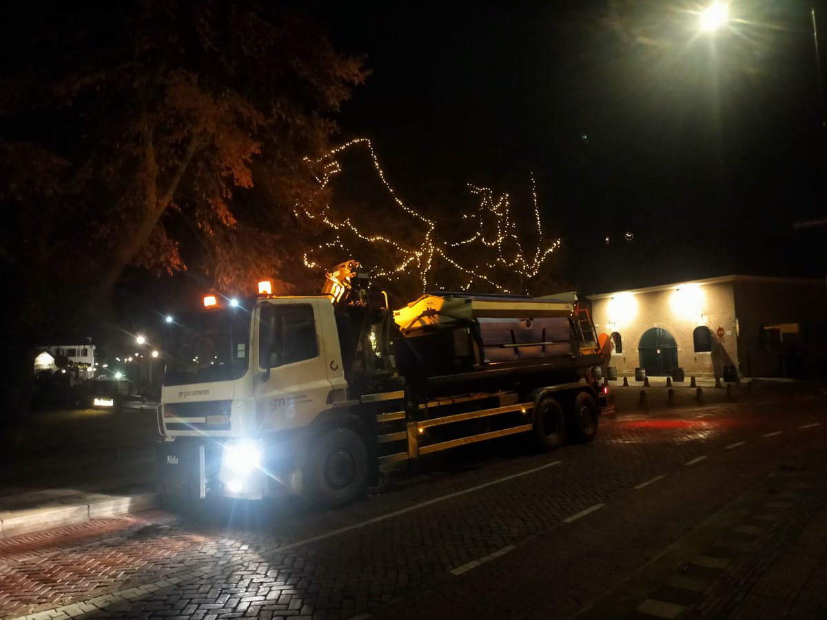 Let op… Bruggen en viaducten kunnen glad zijn door rijp. Lokale natte weggedeelten kunnen plaatselijk glad worden tijdens opklaringen. Om gladheid voor te zijn, zijn wij de weg op om nat te strooien.