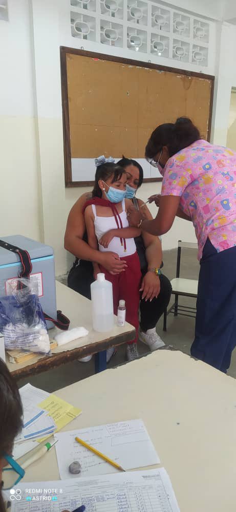 Jornada de vacunación contra #Covid19 #CEINEUSEBIOGUZMÁN. #CircuitoCota905 <a href="/NicolasMaduro/">Nicolás Maduro</a> <a href="/zedcinicial/">Educ. Inicial Dtto. Capital</a> <a href="/ZonaEducativaDC/">Zona Educativa Caracas</a> <a href="/_LaAvanzadora/">Yelitze Santaella</a> <a href="/educinicialmppe/">Educación Inicial</a> <a href="/gracielamarilis/">Graciela Rapisarda</a> @MPPEDUCACION