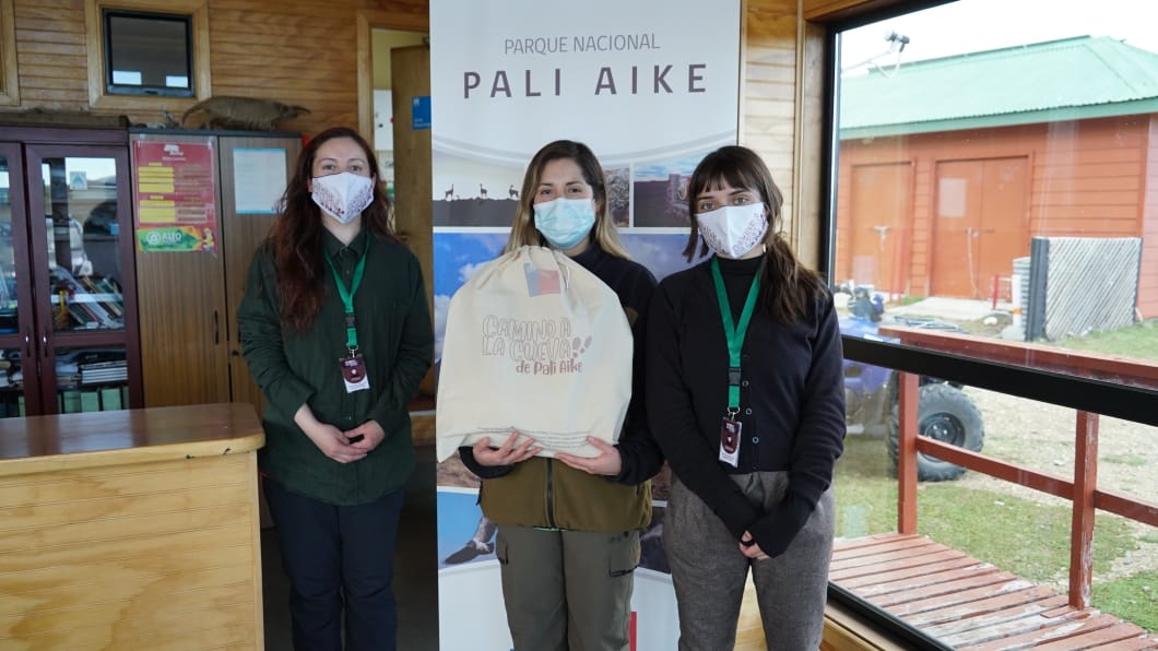 conaf_minagri's tweet photo. Estudiantes de #Magallanes podrán aprender de forma entretenida sobre el Parque Nacional Pali Aike, gracias al juego de mesa creado por Sybila Aravena, Bárbara Iribarra y Aintzane Cariñanos: "Camino a la Cueva de Pali Aike", financiado por el @FondosCultura. 😍 https://t.co/x8yJEp8agp