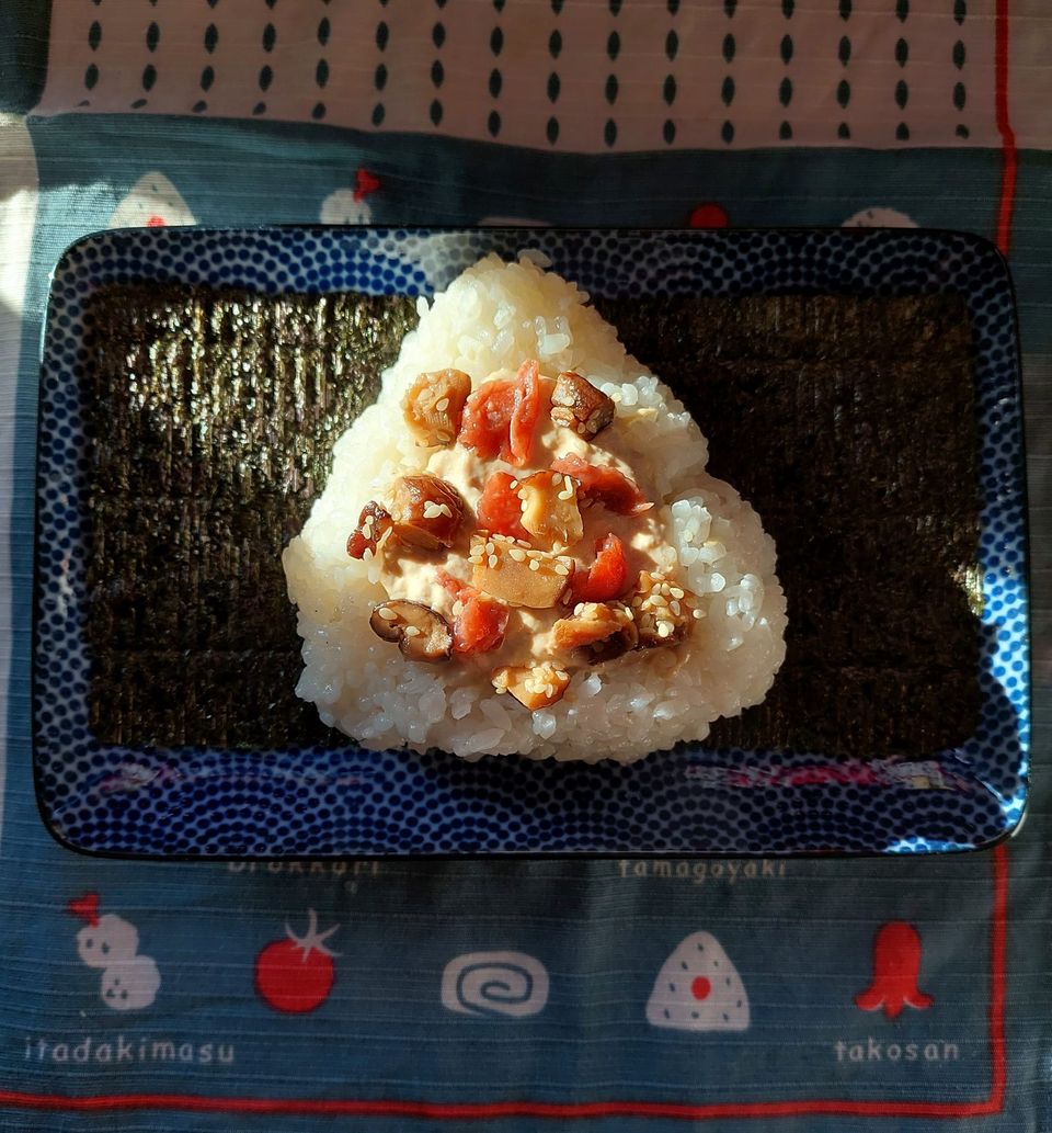 niigataonigiri's tweet photo. "W moim mixie zawarta jest całe moja miłość do Japonii: tuna-mayo (klasyk z konbini) z dodatkiem umeboshi (soczyście wykręcającego kiszonego owocu) i grzybków shiitake pełnych umami i sosu sojowego." 
Mix dostępny jest od 24 do 30 stycznia. https://t.co/ZeqFzjqfho