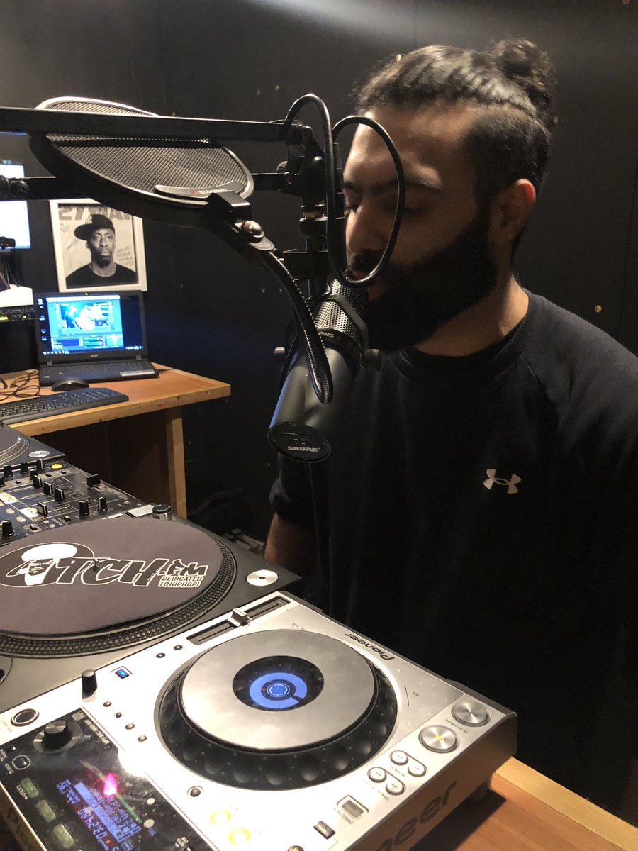 HHBITD's tweet photo. We live on @ITCHFM ๐ฅ๐ฅ๐ฅ@REIGNOFSIRE is in the hot seat yo! #hiphop #firetracks ๐ฅ๐ฅ๐งจ๐งจ https://t.co/gMhXc7TvLq