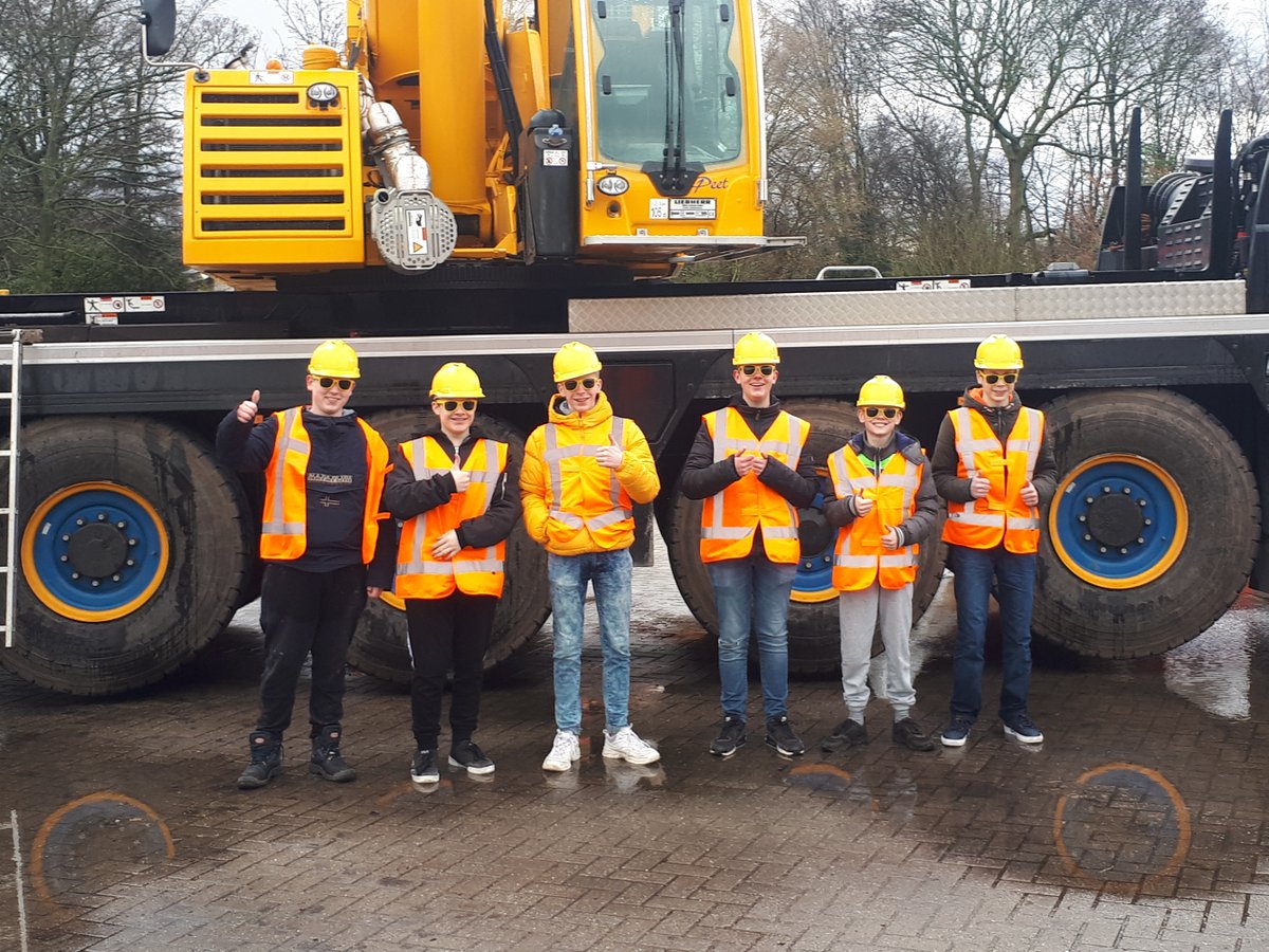 YES! De datum is geprikt en de Doe Dag van Westland On Stage gaat door 🎉 Op donderdag 𝟏𝟗 𝐦𝐞𝐢 𝟐𝟎𝟐𝟐 gaan vmbo-leerlingen kennismaken met een tal van beroepen. Alle beroepsbeoefenaren hebben inmiddels via de mail een update ontvangen. 1/2 #vmbodoetertoe #toekomstdromen