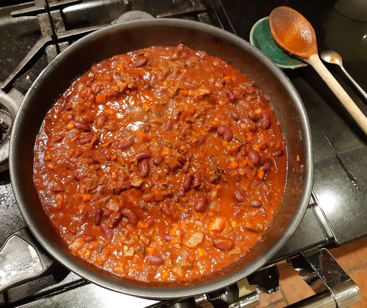 TrooperSnooks's tweet photo. Day 24 of #EatSuffolk. Yesterday's roast beef is today's chilli. Last of the homemade passata and dried 🌶. Admittedly the kidney beans are furrin. Low food miles, no hair shirts. https://t.co/Oz67nNviGG