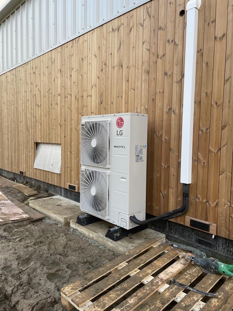 swebster56's tweet photo. 31 kW LG Hi Temp split from ⁦@bobbt2417⁩ supplying heat and all hot water for a new school gymnasium. Fridge lines all brazed in, OFN strength tested. Hydraulic side ready for the M&amp;E contractors to continue. https://t.co/YKUrsilDoF