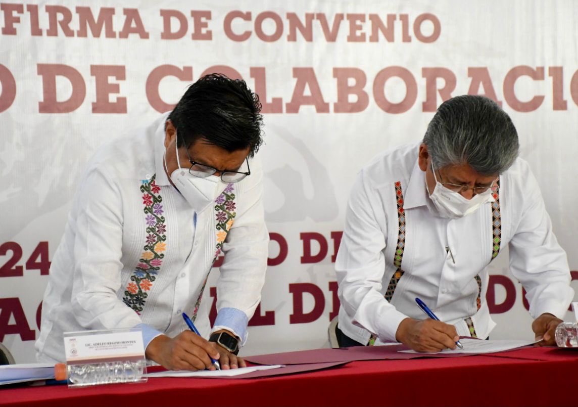 DEELAYUUK's tweet photo. Oaxaca de Juárez es una ciudad multicultural, crisol de culturas, lenguas y tradiciones de los pueblos indígenas!

Vamos a trabajar de la mano con el Presidente Municipal @FMartinezNeri a fin de generar un horizonte de bienestar y dignidad para nuestros pueblos! https://t.co/8sUA52wzmp
