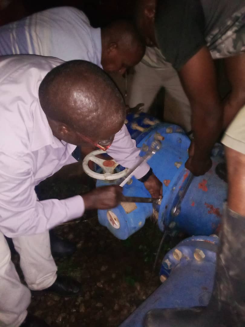 Regideso_bdi's tweet photo. 🚰💧Une panne sur la conduite de refoulement d' eau vers #Gasekebuye Haut & Bas ainsi que le Q. #Kamesa perturbe l' alimentation en eau pour ces Quartiers durant cette nuit du 24/01/2022.
Les techniciens sont à l'œuvre pour rétablir la situation. #Burundi @Regideso_bdi https://t.co/5AuOR0sO2c