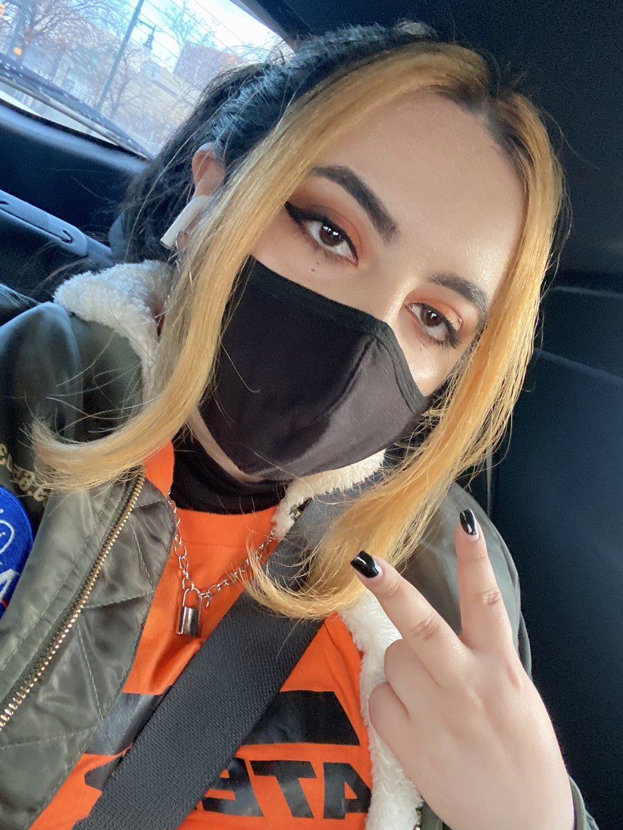 agustdwtd's tweet photo. i’m too baby so please come find me at this spot if you want a freebie!! i’m in a bright ass orange shirt that says ateez and a green jacket #ATEEZinNewark https://t.co/qD3p10Ysi8