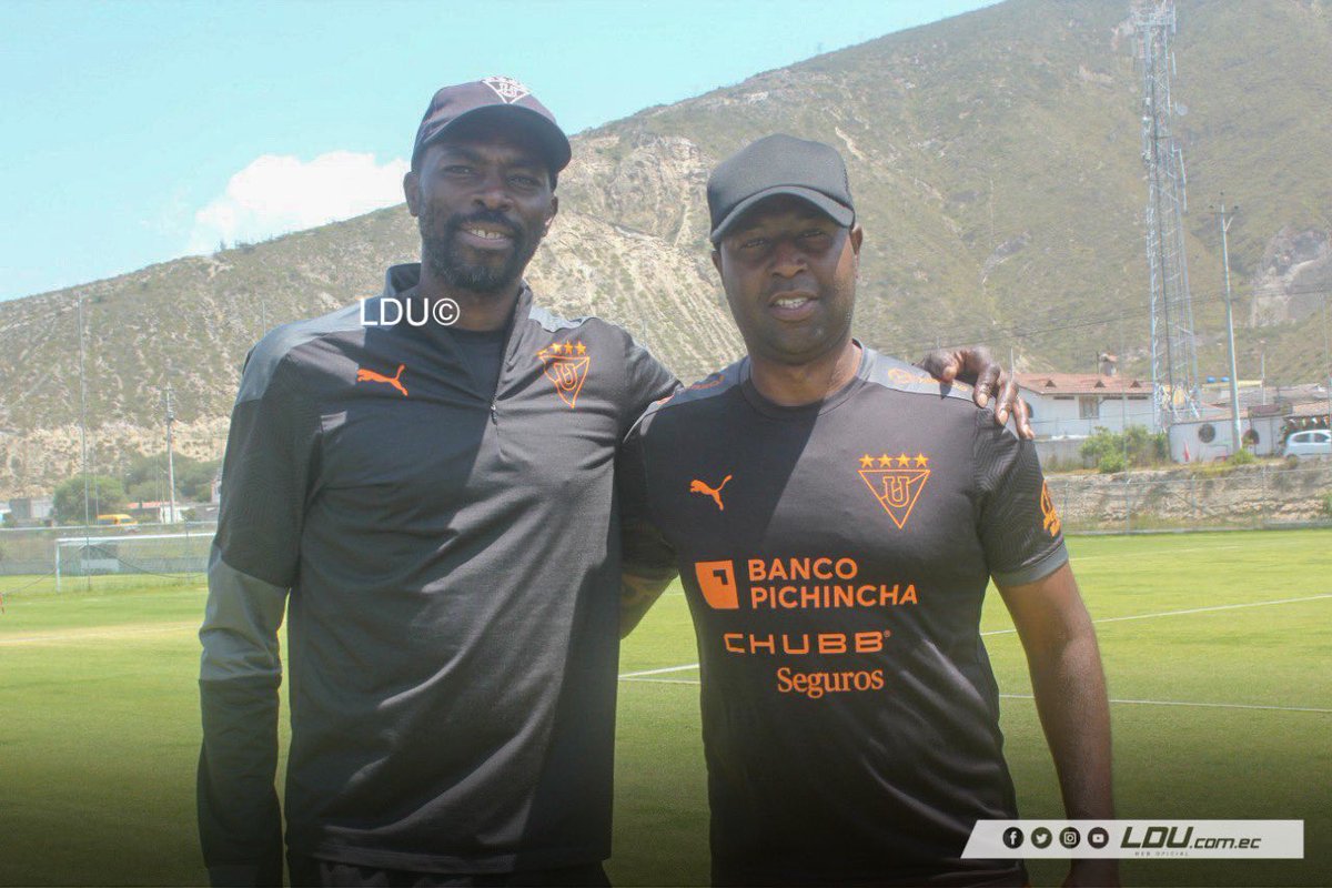 Formativas_LDU's tweet photo. Mucha calidad en una foto 😅

Damos la bienvenida al histórico Edison Méndez. 💪🏼🤩

Te presentamos a nuestro Cuerpo técnico para la @libertadoresu20 ⚪️🔴 

¡VAMOS LIGA! 🙌🏻 https://t.co/qDxvjGmdG2