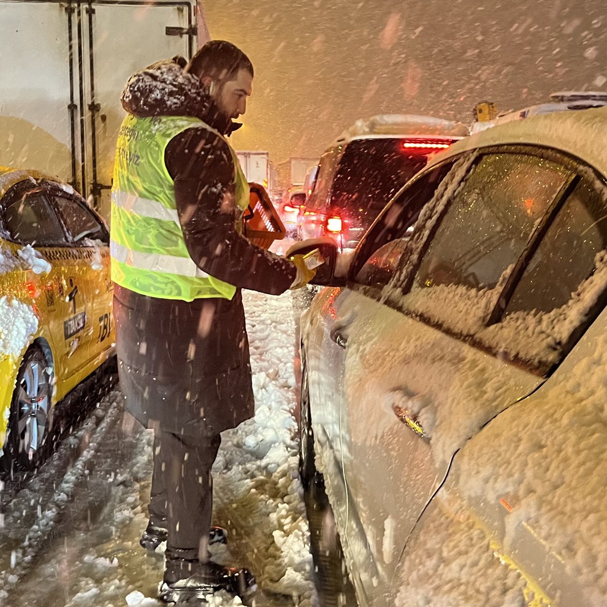 Yoğun kar yağışı nedeniyle kapanan yolları açamasak da #istanbul’daki otobanlarda mahsur kalanların temel ihtiyaçlarını karşılamak için çalışıyoruz.
