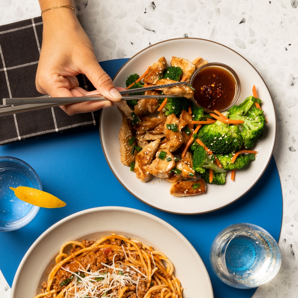 snapkitchen's tweet photo. 🧄Garlic lovers, unite! 🧄
Our Stir-Fry Chicken and Broccoli with Garlic Sauce includes pan-seared chicken topped with sesame seeds, served over a bed of carrots and broccoli, all topped with a soy-free garlic sauce. 310 calories, 15g carbs, 13g fat & 32g protein. #SnapKitchen https://t.co/iEVIquXSGT