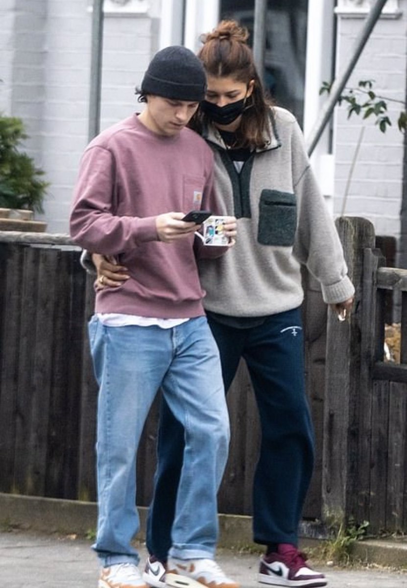 lnfosSeriesFR's tweet photo. #PHOTOS Tom Holland et Zendaya à Londres 

Cr: @DailyMailCeleb https://t.co/0kw0NWeTRX