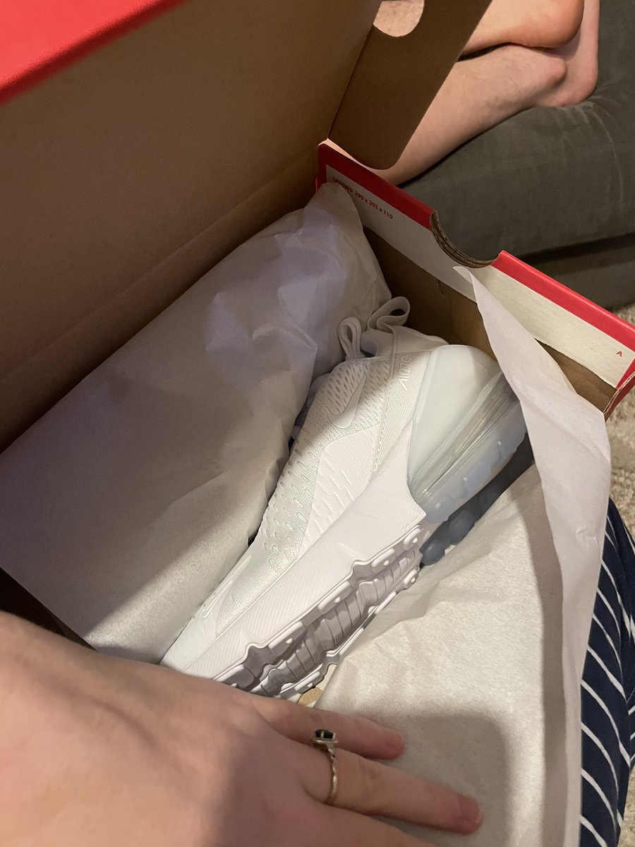 cclw_xx's tweet photo. @Footasylum_Help my other half ordered me Ugg’s, opened the bag and these deffo are not Ugg’s nor are they even the same size 😩😩😩 https://t.co/ucKCjKpu5E