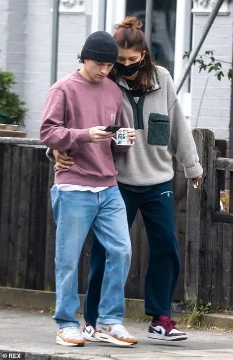 MIUCClAMUSE's tweet photo. zendaya’s hand on his waist theyre so cute omg https://t.co/o8qzQW4qhF