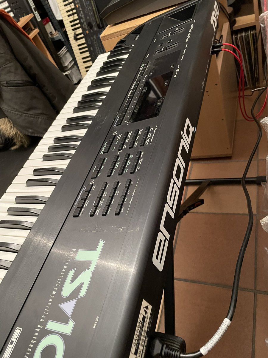 TS10 #ensoniq la version synthé du légendaire sampleur #ASR10 ! Du métal, du plastok solide et un putin de son fat! Made in USA pendant l’année 1993.