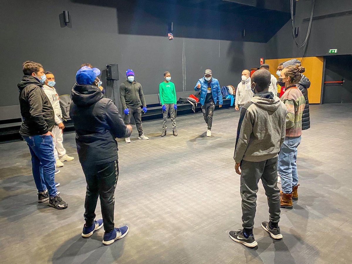 Dimas_EIS's tweet photo. 🤗Avui hem estat amb els joves de @mesoportunitats fent una activitat dirigida per la companyia La Barque Acide al @TAGranollers 
👉🏼Una experiència molt enriquidora!
🙌🏾Divendres anirem a veure l'obra dins del programa d’ @escenagran .
Molt agraïts d'aquesta #oportunitat https://t.co/k3b4T6Z7LG